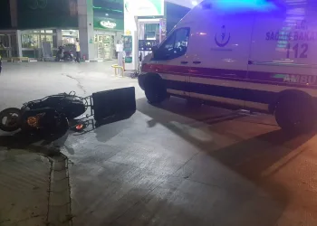 Devrilen motosiklet sürücüsü ağır yaralandı