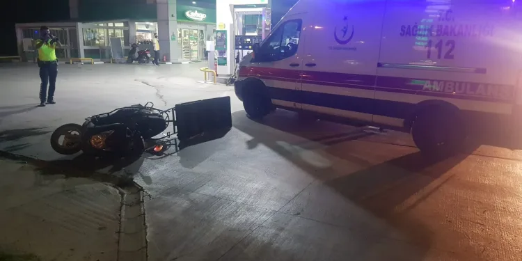 Devrilen motosiklet sürücüsü ağır yaralandı