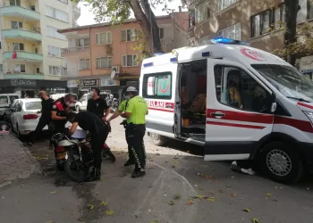 İnegöl’de otomobille çarpışan motosikletin sürücüsü yaralandı
