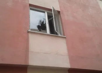 Davayı kaybeden çift, husumetlisinin aracını ve evini taşladı