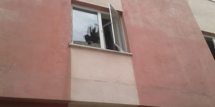 Davayı kaybeden çift, husumetlisinin aracını ve evini taşladı