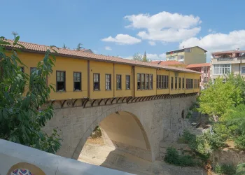 Dünya’nın ilk çarşılı köprüsüne turistik düzenleme