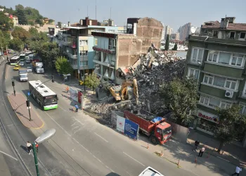 Bursa’daki İŞKUR binasında yıkım başladı