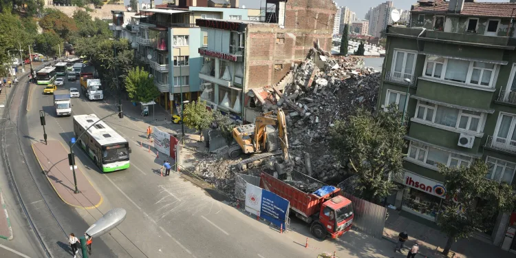Bursa’daki İŞKUR binasında yıkım başladı