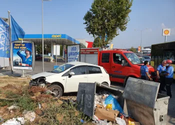 Bursa’da kaza! Karşı şeride geçti 3 otomobille çarpıştı