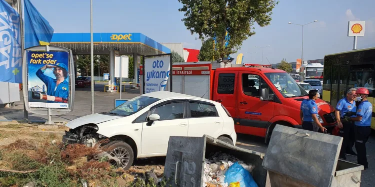 Bursa’da kaza! Karşı şeride geçti 3 otomobille çarpıştı
