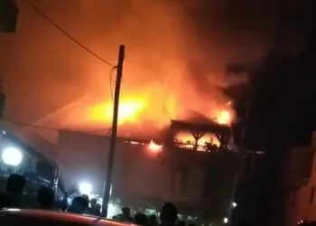 Bursa’da 3 katlı evin terasında yangın