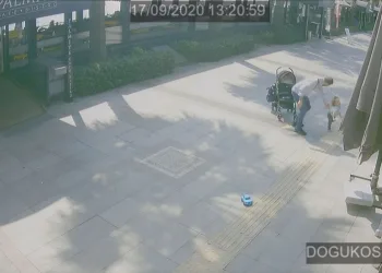 Bebek arabasından düşen çocuğunu tokatladı
