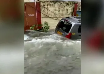 Hindistan’da şiddetli yağışlar sele yol açtı