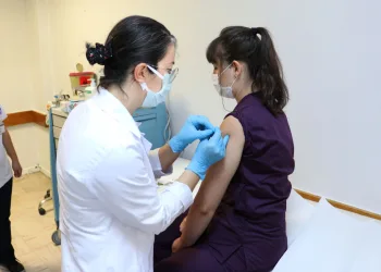Türkiye’de 20 sağlık çalışanına aşı uygulandı