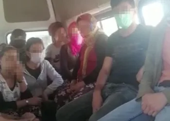 Durdurulan minibüsten 31 kişi çıktı