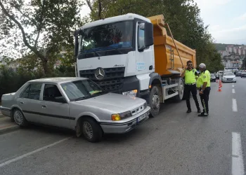 Bursa’da hafriyat kamyonu otomobili sürükledi