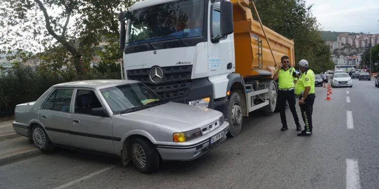 Bursa’da hafriyat kamyonu otomobili sürükledi
