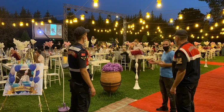 Bursa’da tedbirlere uymayan iş yerlerine 97 bin lira ceza