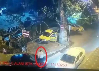 Trafikte önün kesen kişiyi emniyete kaputta götürdü