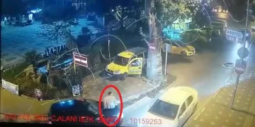 Trafikte önün kesen kişiyi emniyete kaputta götürdü
