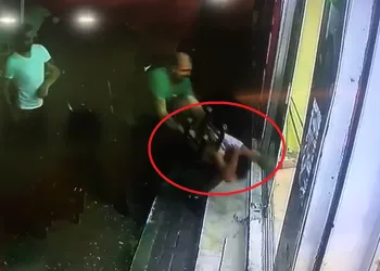 Hastane ziyaretine gittiği için satırlı saldırıya uğradı