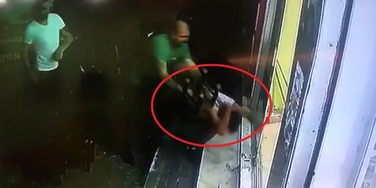 Hastane ziyaretine gittiği için satırlı saldırıya uğradı