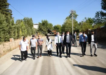 İnegöllü çilek üreticileri beton yol ile tozdan kurtuldu