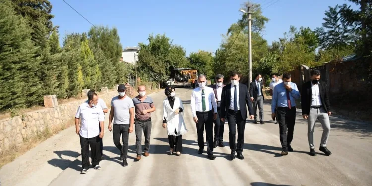 İnegöllü çilek üreticileri beton yol ile tozdan kurtuldu