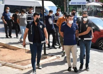 Batmak üzere olan motoryattaki 155 kaçak göçmen kurtarıldı