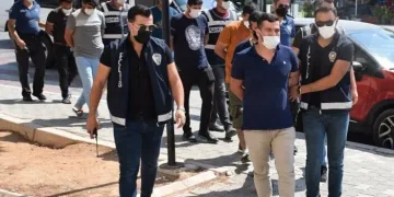Batmak üzere olan motoryattaki 155 kaçak göçmen kurtarıldı