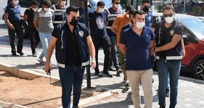 Batmak üzere olan motoryattaki 155 kaçak göçmen kurtarıldı