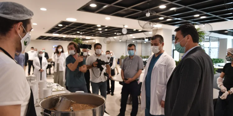 Osmangazi Belediyesi’nden sağlık çalışanlarına aşure ikramı