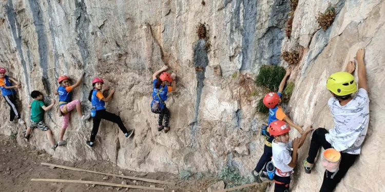 Küçük dağcılar İkiz Kayalar’da antrenman yaptı