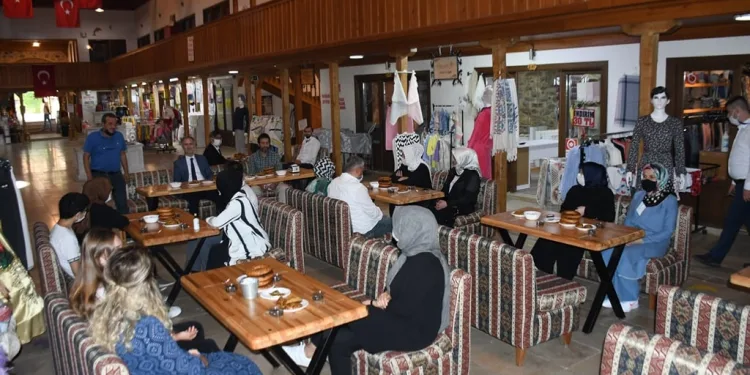 Beylik Han esnafı ve Başkan Taban kahvaltıda bir araya geldi
