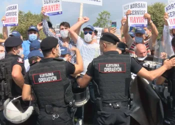 İBB önünde servisçi eylemi! Arbede çıktı