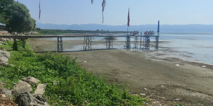 İznik’te korkutan görüntü! Sular çekildi