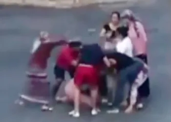 Kadınların sokaktaki kavgasını erkekler ayırdı