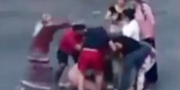 Kadınların sokaktaki kavgasını erkekler ayırdı