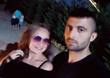 Uzaklaştırma kararı aldıran eşini kalbinden bıçaklayarak öldürdü
