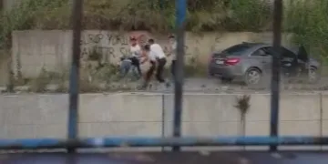 Dövdükleri kişiyi 7 metre yüksekten dereye attılar
