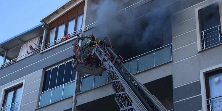 Bursa’da yangın! 3’ü çocuk 8 kişi dumandan etkilendi