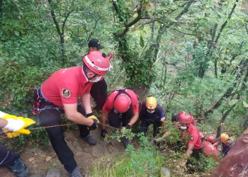 Bursa’da ailesiyle gittiği gezide uçurumdan düştü