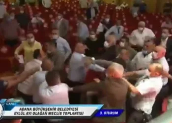 Adana Belediye Meclisi’nde yumruklu kavga! Başkan darp edildi