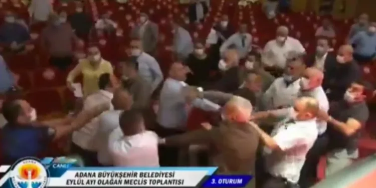 Adana Belediye Meclisi’nde yumruklu kavga! Başkan darp edildi