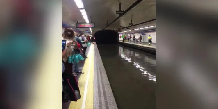 İspanya’da metro istasyonları sular altında kaldı