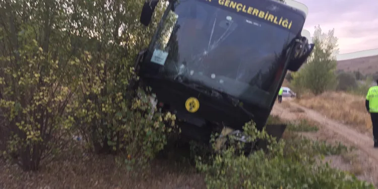Darıca Gençlerbirliği’nin otobüsü kaza yaptı; 5 personel hastaneye kaldırıldı