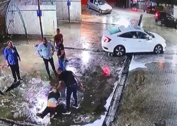 Dövüldükten sonra araçtan atıldı, başka bir araç çarptı