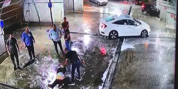 Dövüldükten sonra araçtan atıldı, başka bir araç çarptı
