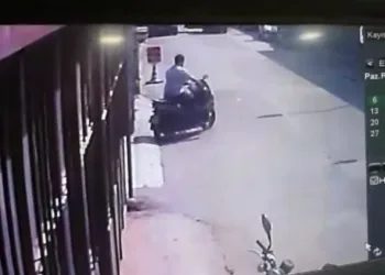 Adres bahanesiyle dükkan önündeki motosikleti çaldı