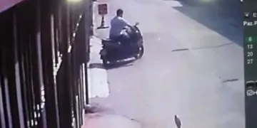 Adres bahanesiyle dükkan önündeki motosikleti çaldı