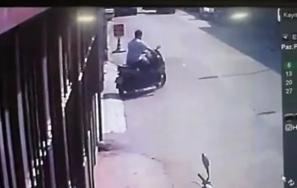 Adres bahanesiyle dükkan önündeki motosikleti çaldı