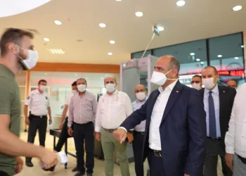 Koronavirüsü yenen Körfez Belediye Başkanı, yeniden göreve başladı