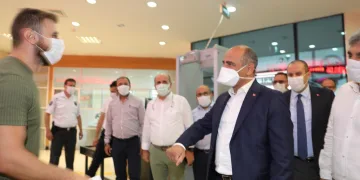 Koronavirüsü yenen Körfez Belediye Başkanı, yeniden göreve başladı