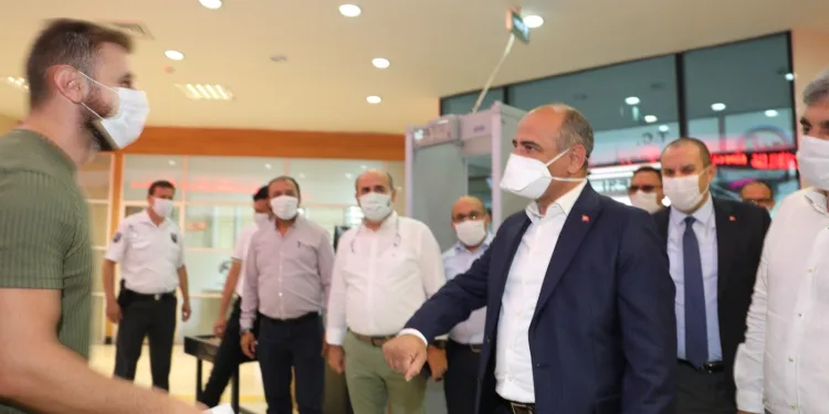 Koronavirüsü yenen Körfez Belediye Başkanı, yeniden göreve başladı